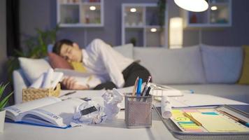 Businessman falls asleep while working. Tired sleepy man working late on project. video