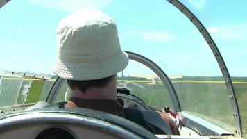 Segelflugzeug beschleunigt die Landebahn zum Abheben video