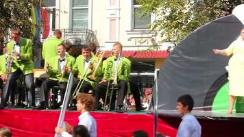 desfile de carnaval nas ruas da cidade video