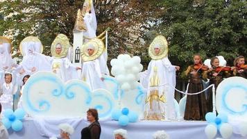desfile de carnaval nas ruas da cidade video