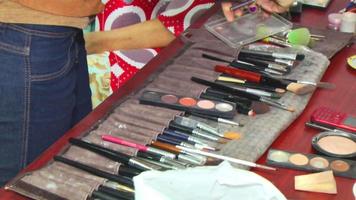 Make-up-Pinsel-Set liegt auf dem Tisch video