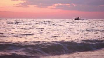 Motorboot auf dem Meer im Sonnenuntergang video