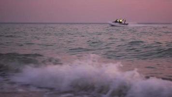 Motorboot auf dem Meer im Sonnenuntergang video