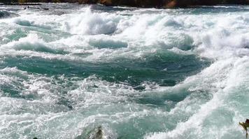 Niagara valt van de Amerikaans en Canadees kanten. regenboog over- de waterval. de meest populair toerist plaats. stormachtig rivier- dat stromen in de meer. video