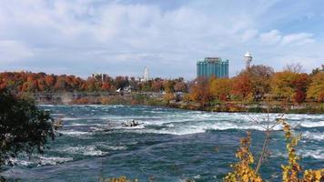 Niagara valt van de Amerikaans en Canadees kanten. regenboog over- de waterval. de meest populair toerist plaats. stormachtig rivier- dat stromen in de meer. video