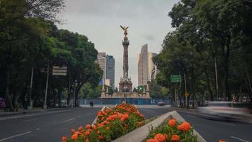 timelapse time lapse del ángel de la independencia en el paseo de la reforma, un símbolo de la ciudad de méxico en la mañana, sin gente video