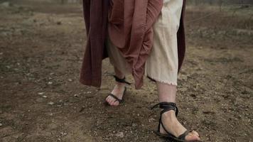 de voeten van een Bijbel profeet, Jezus in sandalen wandelen in woestijn video