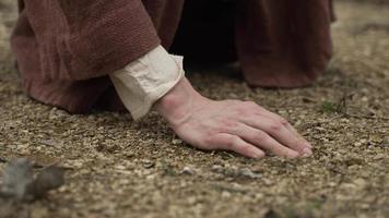 a mão de um profeta bíblico pega pedras com a mão video