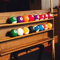 juego de fotos cuadradas de bolas para un juego de billar en los estantes
