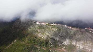 antenn Drönare se av marvao, historisk byar av portugal. slott och gammal stad inuti av en befäst vägg på de klippa av en berg. lantlig turism. högtider. bäst destinationer i de värld. video