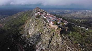antenne dar visie van marvao, historisch dorpen van Portugal. kasteel en oud stad- binnen van een versterkt muur Aan de klif van een berg. landelijk toerisme. vakantie. het beste bestemmingen in de wereld. video