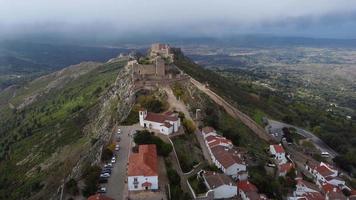 vue aérienne par drone de marvao, villages historiques du portugal. château et vieille ville à l'intérieur d'un mur fortifié sur la falaise d'une montagne. tourisme rural. vacances. meilleures destinations du monde.