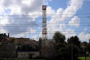 Antena alta para emitir y recibir ondas de radio. foto