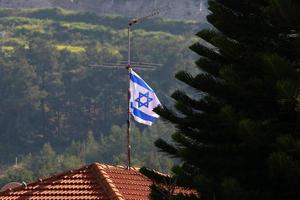 Antena alta para emitir y recibir ondas de radio. foto