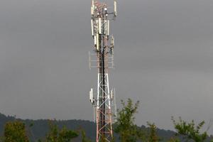 Antena alta para emitir y recibir ondas de radio. foto