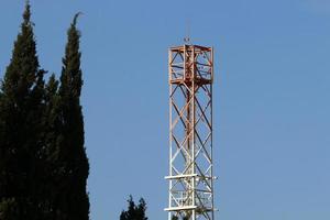 Antena alta para emitir y recibir ondas de radio. foto