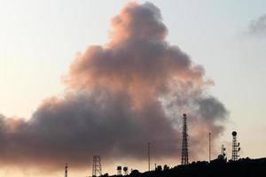 Antena alta para emitir y recibir ondas de radio. foto