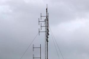 Antena alta para emitir y recibir ondas de radio. foto