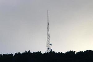 Antena alta para emitir y recibir ondas de radio. foto