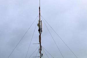 Antena alta para emitir y recibir ondas de radio. foto