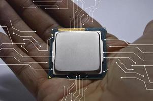 concepto de inteligencia artificial la gente lo controlará, chip de cpu puesto a mano. foto