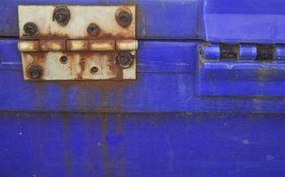 The hinges have a lot of rust. photo