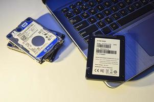 09-12-2022 chonburi, tailandia ssd es un disco duro que es más popular de usar. disco duro antiguo, ssd se coloca en la computadora portátil. foto