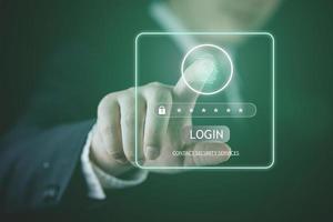 las manos tocan la pantalla de inicio de sesión. concepto de protección de ciberseguridad de cortafuegos. desarrollo de tecnología de software crimen digital personas que trabajan con computadoras, foto
