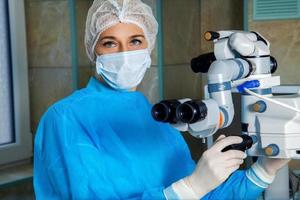 optometrista preparándose para cirugía ocular foto