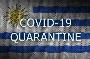 bandera de uruguay e inscripción de cuarentena covid-19. coronavirus o virus 2019-ncov foto