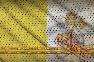 bandera del estado de la ciudad del vaticano y sello naranja covid-19 con cinta de borde. coronavirus o concepto de virus 2019-ncov foto