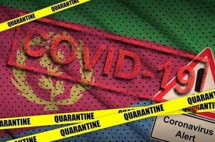 bandera de eritrea y cinta amarilla de cuarentena covid-19 con sello rojo. coronavirus o virus 2019-ncov foto