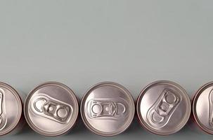muchas latas de aluminio nuevas de refrescos o envases de bebidas energéticas. concepto de fabricación de bebidas y producción en masa foto