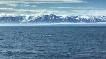 hd video van een oceaan in voorkant van een berg reeks in IJsland. hdr, hd video