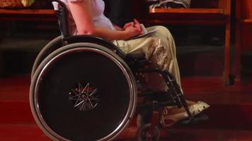 homme en fauteuil roulant video