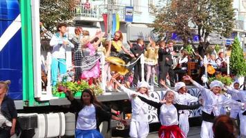 desfile de carnaval en las calles de la ciudad video
