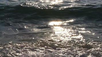 gros plan des vagues de la mer, bord de la mer, sable rocheux video