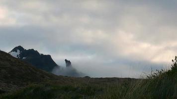 HD-Video von Zeitrafferwolken über einer Bergkette in Island. HD-Zeitraffer. video