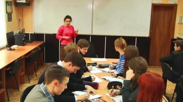 estudiantes en el aula, profesora video