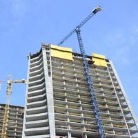 sitio de construcción. edificios de varios pisos de gran altura en construcción foto