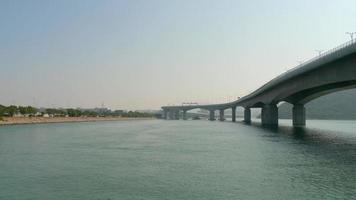 hong kong zhuhai macao-brug in de buurt van de luchthaven van hong kong, uitzicht vanaf de veerboot video