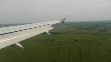 de vliegtuig aflopend voordat landen Bij de luchthaven van Kazan, visie van de passagiersvliegtuig cabine. video