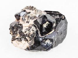 Cristal negro crudo de piedra preciosa de espinela en diópsido