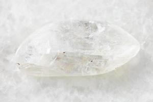 piedra preciosa de natrolita caída en blanco foto