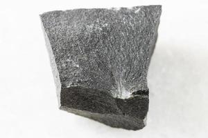 roca de hialobasalto sin pulir sobre mármol blanco foto