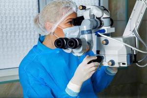 doctora cirujana que realiza una operación de corrección de la visión ocular con láser foto