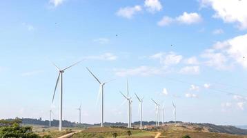 turbina eólica genera electricidad con cielo azul en khao kho tailandia. foto