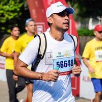 nueva delhi, india - 16 de octubre de 2022 - carrera de media maratón de vedanta delhi después de covid en la que los participantes del maratón están a punto de cruzar la línea de meta, media maratón de delhi 2022 foto