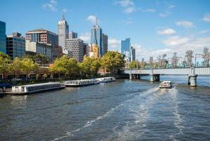 melbourne, australia - 20 de febrero de 2016 - vista panorámica del paisaje urbano de melbourne y el río yarra. foto