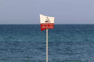 señal de información vial instalada al costado de la carretera en israel. foto